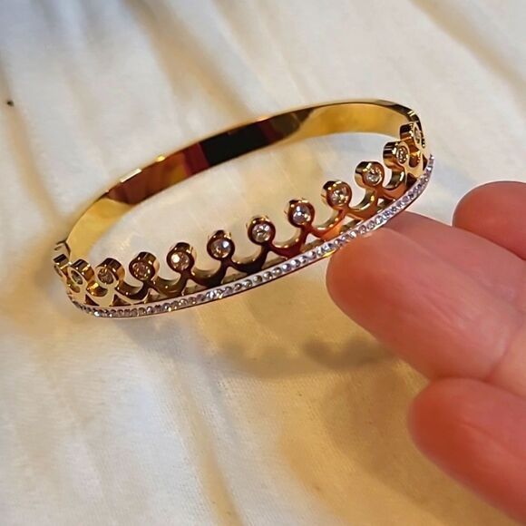 six eight ten Jewelry - Dazzling Rhinestone Crown Bracelet Gold And Crystal Bangle